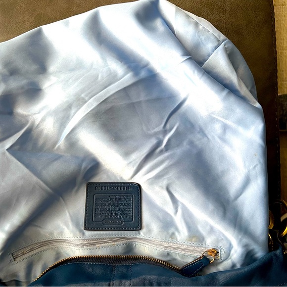 RARE! COACH LARGE BLUE LEATHER CARLY W/ COACH HEART KEY FOB EXCELLENT #10616. - Picture 7 of 13